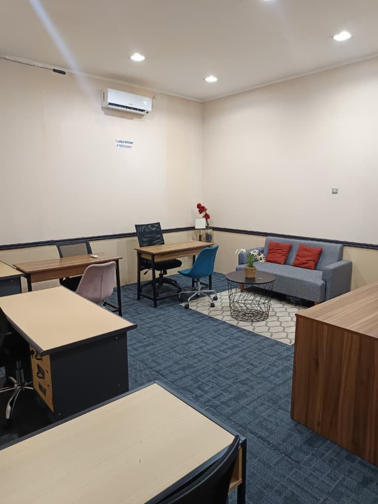 Ruang Kantor dengan Area Sofa BBC